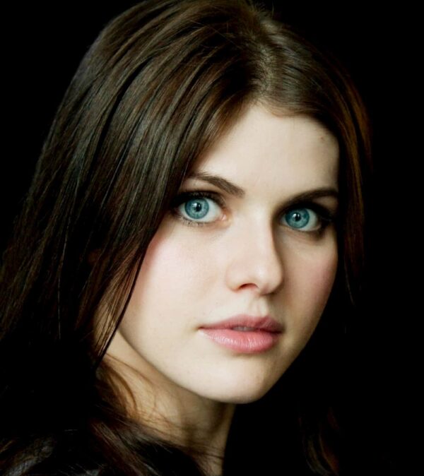 Alexandra Daddario Body Measurements, Height, Feet Size, Weight, Age ...