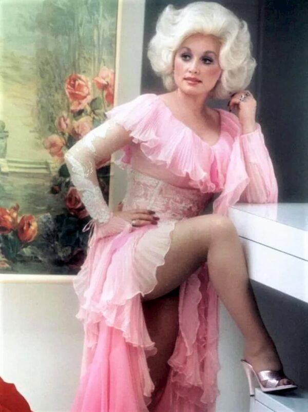 Dolly Parton Measurements – Height, Weight, Age, Bra Size & Body