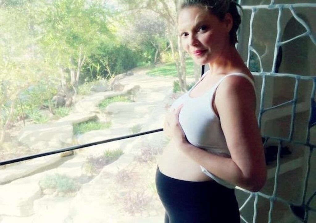 Katherine Heigl posts baby bump photo at 19 weeks Celebrity Health Magazine - Body Measurements & Entertainment News