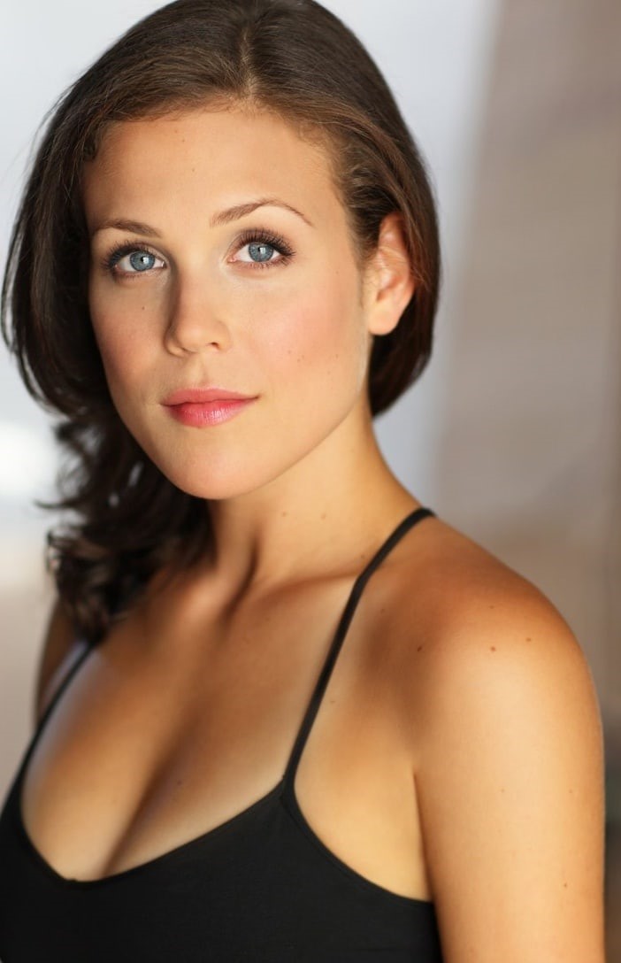 You will get here American actress Erin Krakow height, weight, dress size, boyfriends, Erin Krakow age, net worth, and full-body statistics.