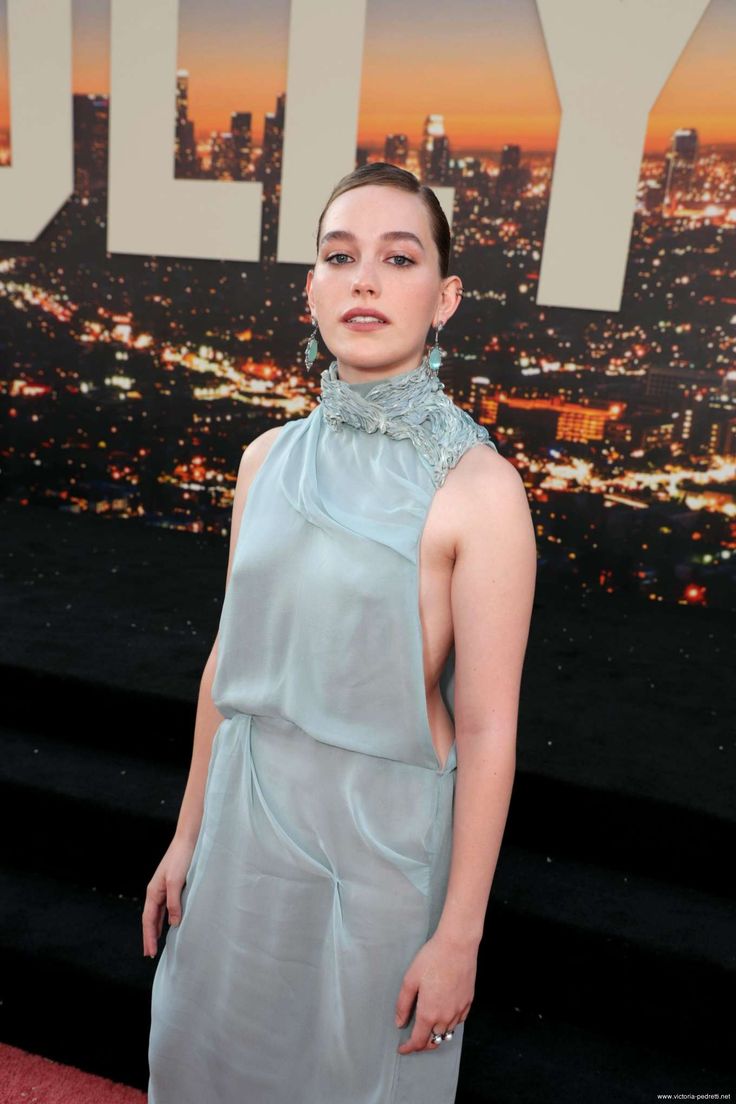 You will get here American actress Victoria Pedretti height, weight, dress size, boyfriends, Victoria Pedretti age, net worth, and full-body statistics.